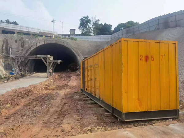 下陆发电机出租自启装置的工作原理是什么？